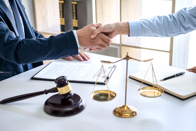 https://psc.az/wp-content/uploads/2024/04/businesswoman-shaking-hands-with-male-lawyer-after-discussing-good-deal-contract-courtroom_28283-1632.jpg